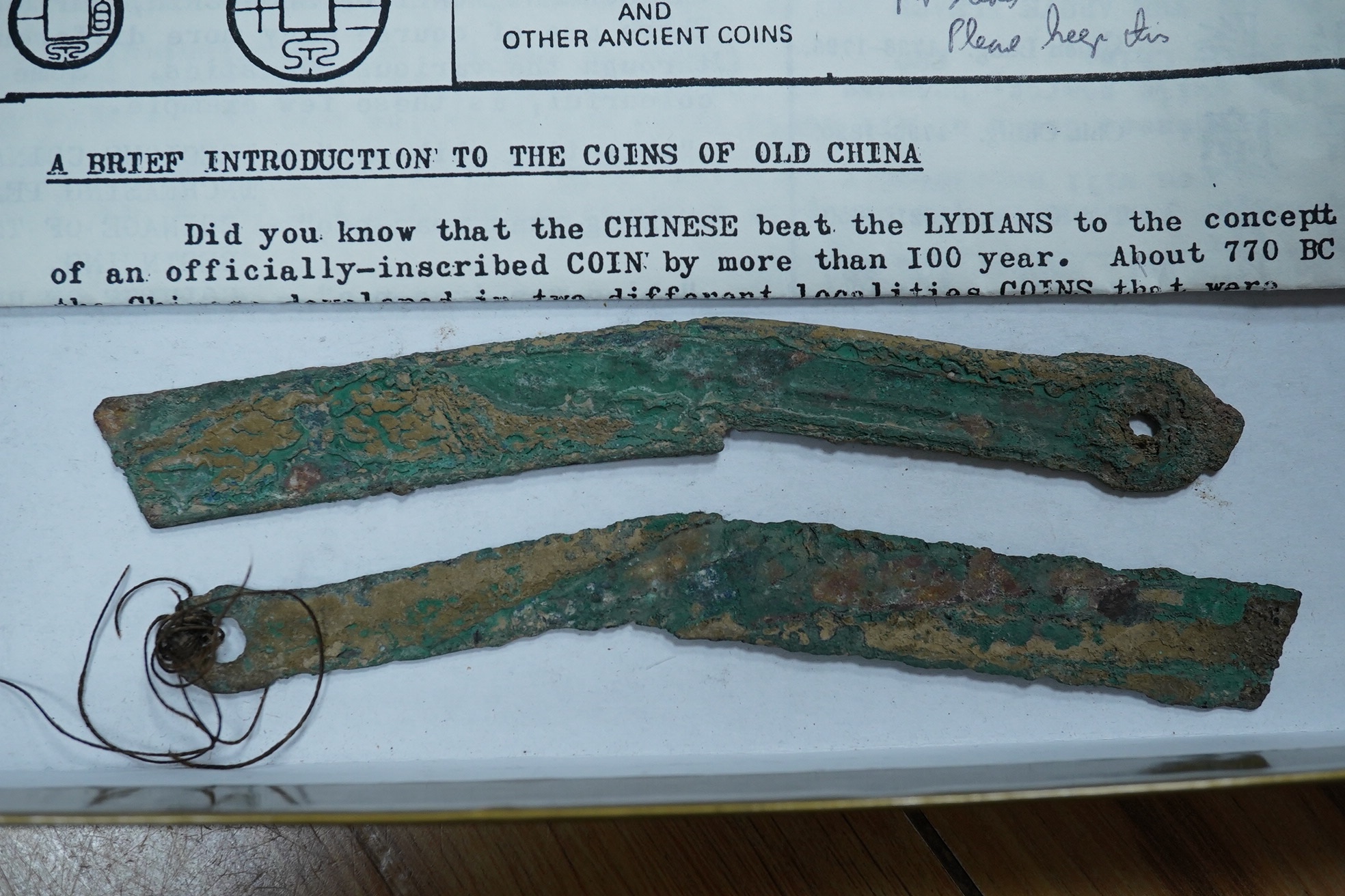 Two Chinese 'knife' cash, Han dynasty, 12 g and 16.6 g, 13.5cm long